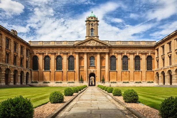 A Comprehensive Guide to Navigating the UCAS Application Process